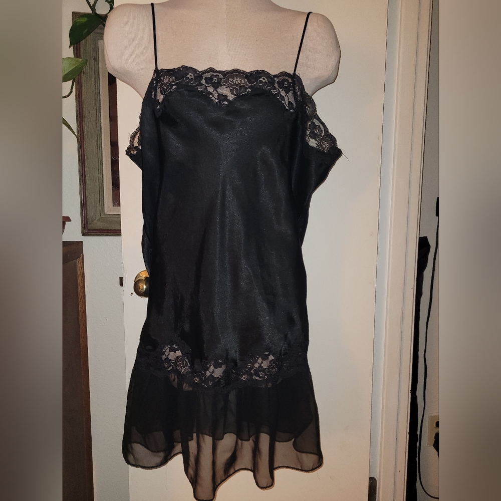 Elegant Black Lace Trim Chemise
